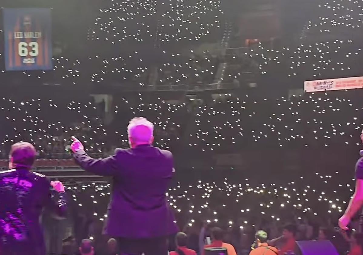 Imagen principal - Leo Harlem dice adiós a los escenarios en Vitoria: 9.000 voces le cantan 'cumpleaños feliz' y cuelgan su camiseta del techo del Buesa Arena
